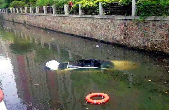 Elnézte a váltófokozatot a vezető, vízbe esett a Mercedes