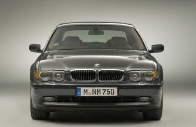 Videón a 7-es BMW 38 éves egyedfejlődése