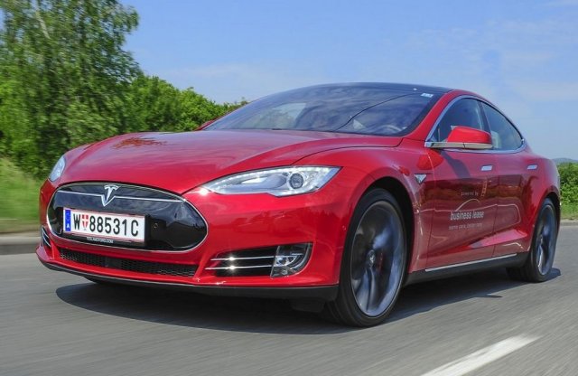 Megérkezett a Tesla S: venni még nem, de bérelni már lehet