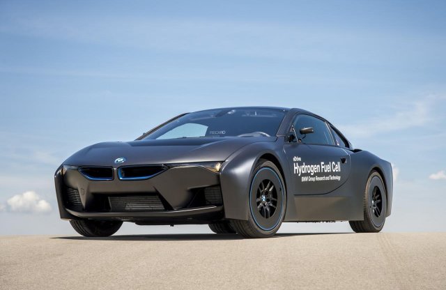 A BMW bemutatta eddig eltitkolt, hidrogénhajtású i8 prototípusát