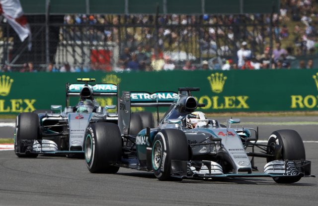 F1: Lewis Hamilton 3. silverstone-i., 5. idei futamgyőzelmét ünnepelte