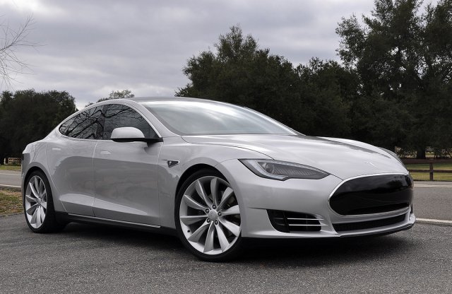 Autónként több mint 1 millió forintot bukik a Tesla, a cégvezér viszont nem aggódik