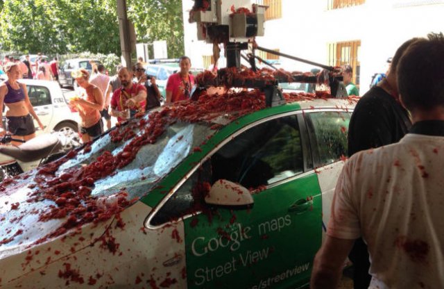 Utcai paradicsomcsatába hajtott a Google autója, károsodtak a kamerák