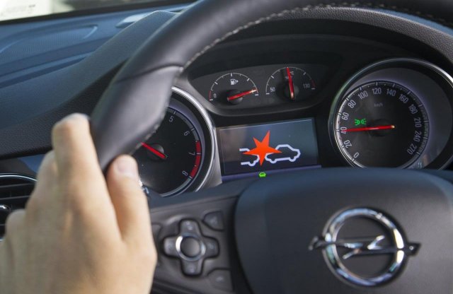 Számos hasznos vezetéstámogató rendszert hoz az Opel Astra K