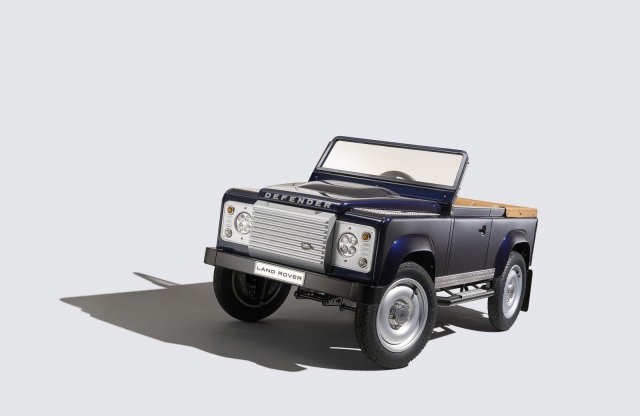 Nem olcsó játék: pedálos autó a Land Rovertől