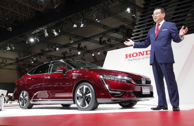 Tokióban bemutatták a Honda Clarity Fuel Cell üzemanyagcellás autót
