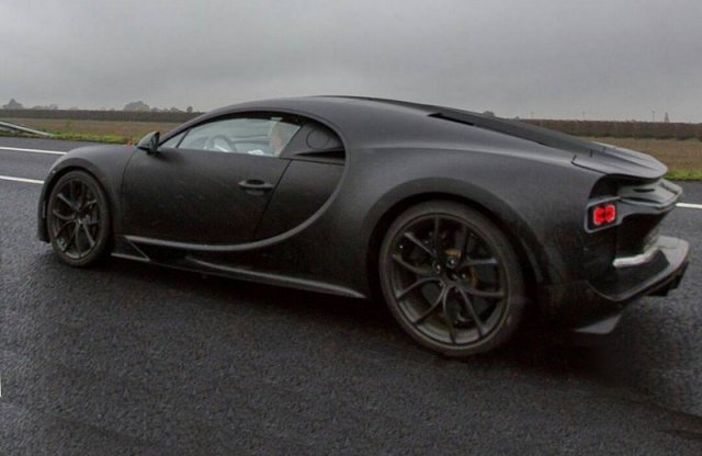 Közelről is lencsevégre kapták a Bugatti Veyron utódját