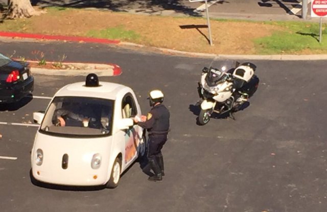 A rendőrök lekapcsolták a Google autóját, mert túl lassú volt