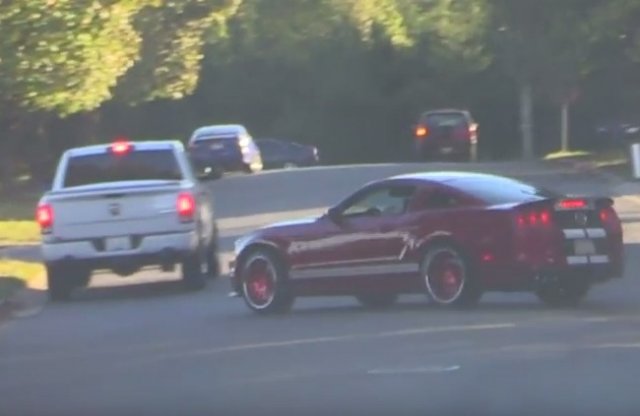 Videó: így dobta el a béna vagány a Mustang Shelby GT500-at