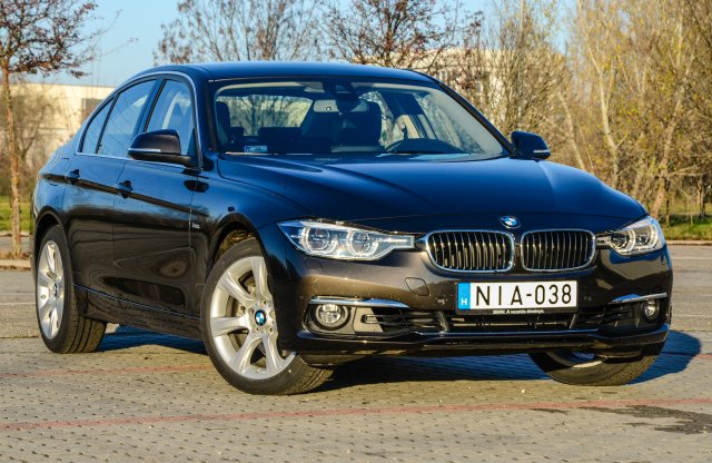 BMW 330i xDrive Luxury teszt