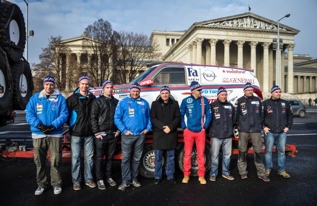 Az Opel Dakar Team elindult Afrika felé
