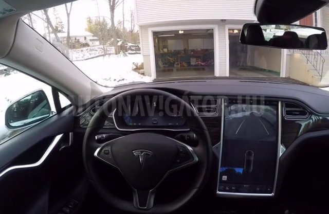 Már a Tesla Model S is képes az önálló parkolásra