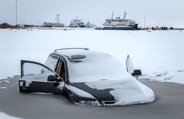 Nem bírta a jég a Volkswagen Touareg súlyát, beszakadt