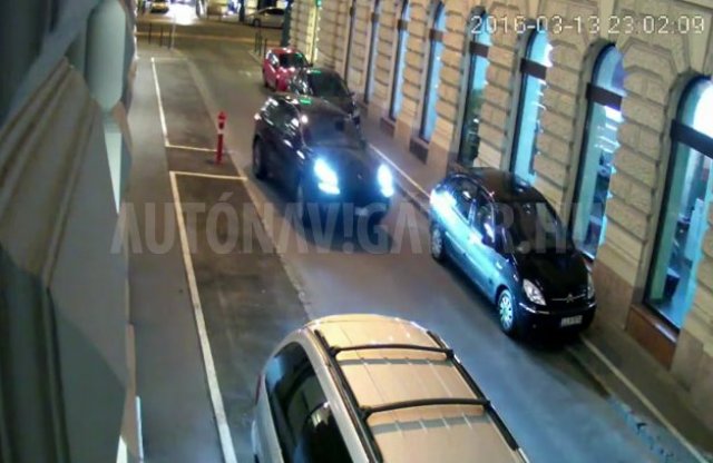 Videón, amint Budapesten elkötnek egy Porsche Cayenne-t