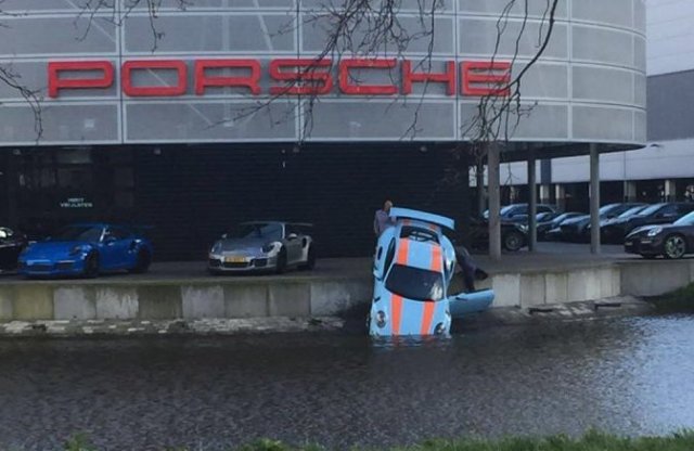 Parkolás közben esett vízbe egy Porsche 911 GT3 RS