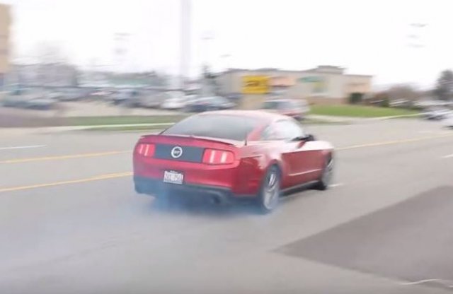 Még egy Ford Mustangot apróztak fel  autótalálkozóról jövet