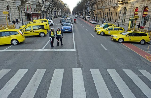 Taxis demonstráció miatt lezárások várhatók Budapest belvárosában