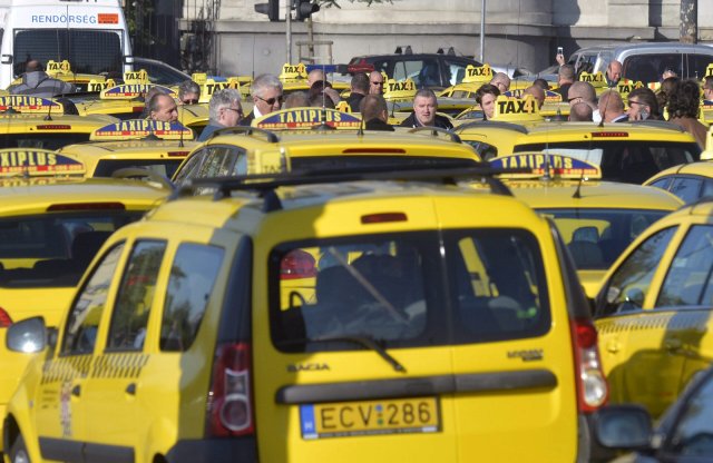 Munkahelyeket tesz tönkre a taxisok védelme - állítja az Uber