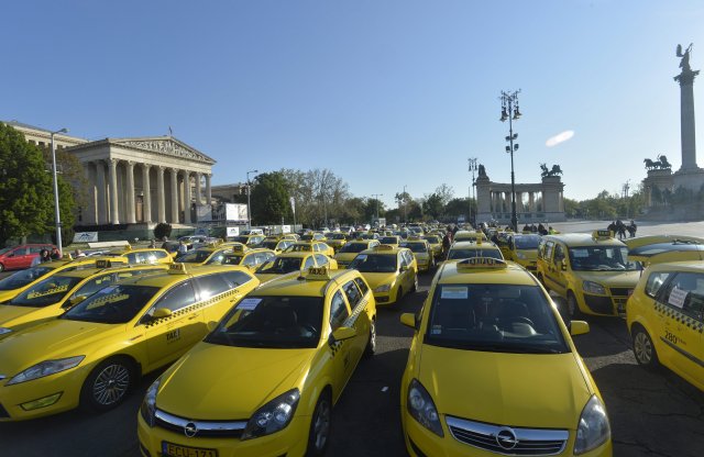E héten is lassítják a forgalmat Budapesten a taxisok
