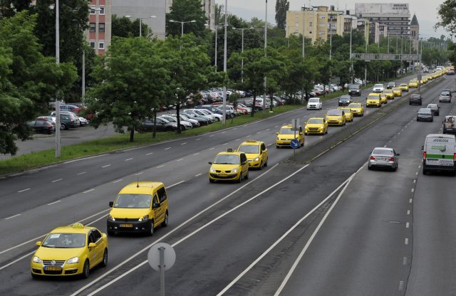 A forgalomlassítások beszüntetését kéri a taxisok szakszervezete