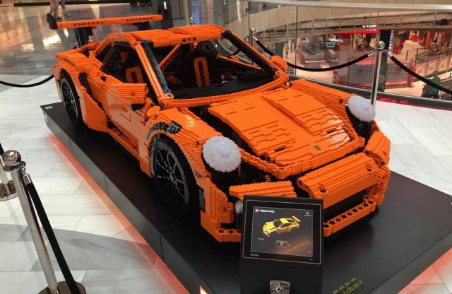 Stockholm egyik plázájában parkol az 1:1 arányú Lego Porsche