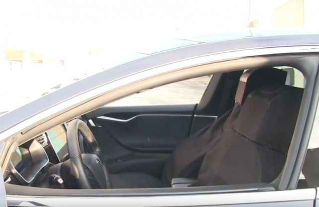 Ülésnek öltözött a Tesla sofőrje, mindenki megdöbbent