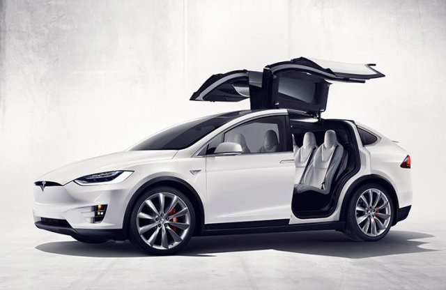 Már európai földön a Tesla Model X