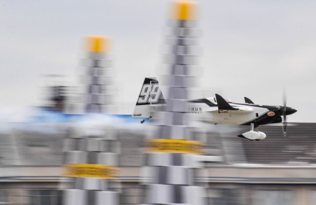 Red Bull Air Race: csak a top 8-ig jutottak, Dolderer nyert