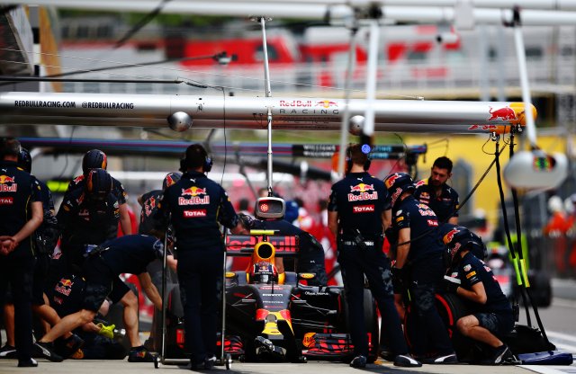 A Red Bull Racing elkísér a kulisszák mögé