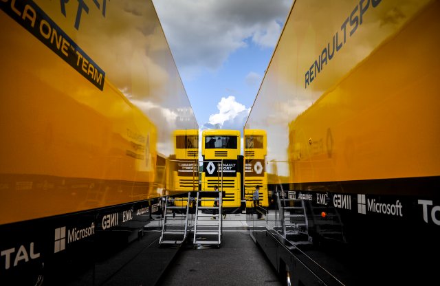 Melegítés a Magyar Nagydíjra a Renault Sport F1 Teammel