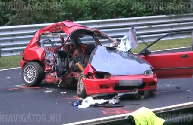 Brutális ütközés a Zöld Pokolban: huszonéves Honda Civic tört rommá