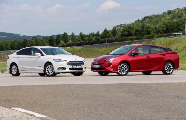 Összehasonlító teszt: Ford Mondeo Hybrid vs. Toyota Prius