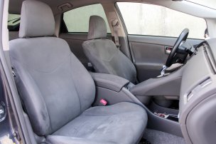 Elődjéhez képest kisebb, de így is nagy hátsó lábteret, nagyobb belmagasságot és kényelmesebb, jobban tartó üléseket adó a Prius III