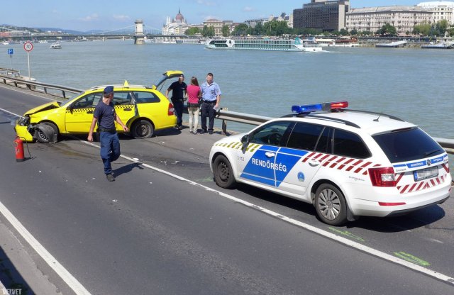 Igazoltatás elől próbált megszökni egy taxis Budapesten