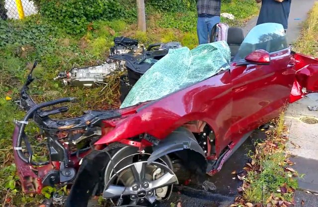 Darabjaira szakadt a Mustang, a sofőr sérülés nélkül elsétált