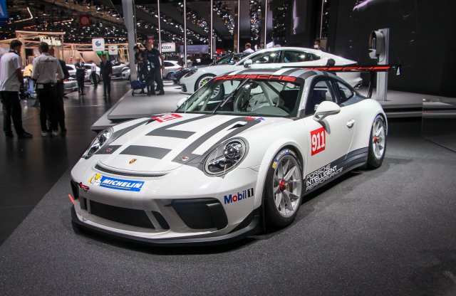 Új GT3 Cup versenyautót húzott elő a Porsche, már 4,0 literes motorral hasít a 911