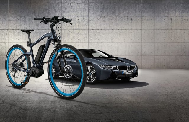 A párizsi különleges i8 ihlette a BMW bringát