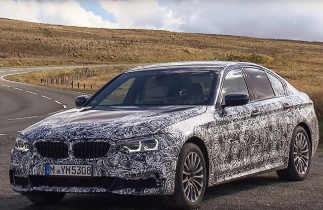Hamarosan jön az új 5-ös BMW, gyári videókon már látható az álcázott kocsi