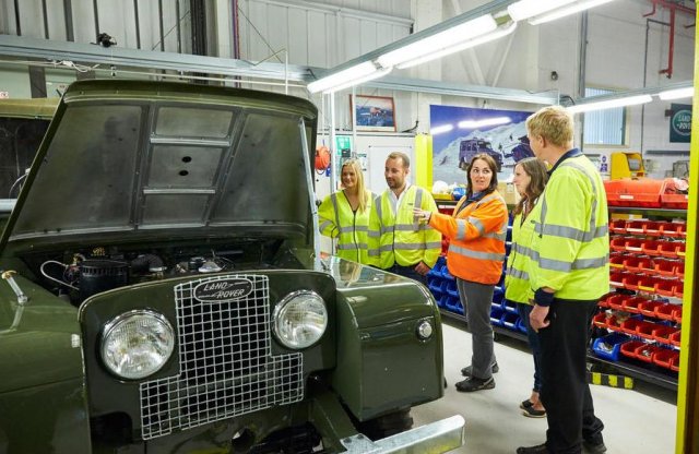 A Land Rover Classic műhelyében bárki megnézheti, hogy éled újjá egy eredeti gép