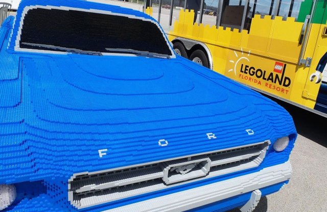 Veterán Mustang épült a floridai Legoland számára 194 900 darab Legoból