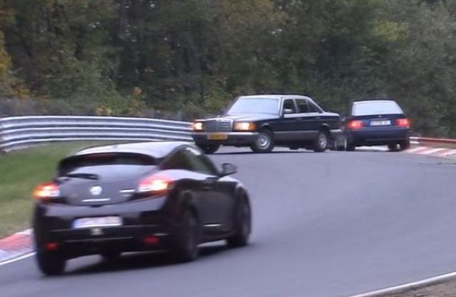Öreg Mercedes S-osztályt hajtottak a Nordschleifén, közel volt a baj