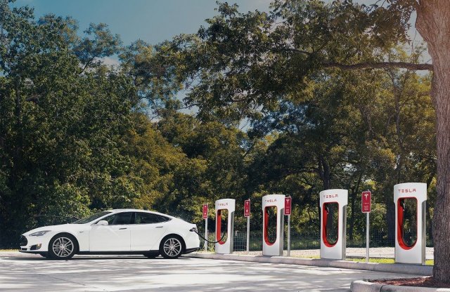 Fizetős lesz a Tesla Supercharger
