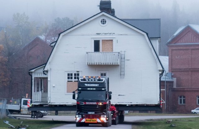 230 tonnás házat költöztettek Svédországban