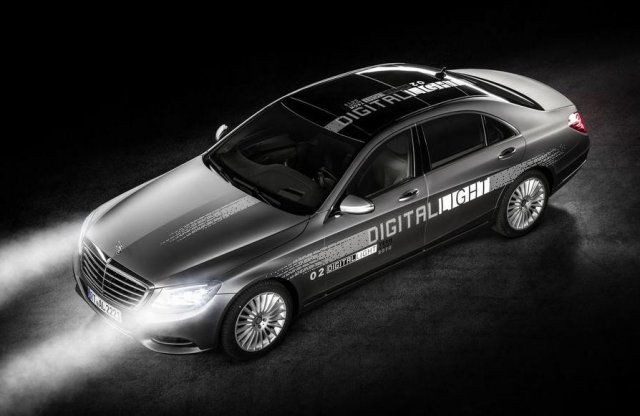 Digital Light néven érkezik az új Mercedeseken deübtáló vetítős fényszóró