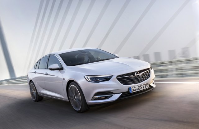 Az új Insignia hosszabb és szélesebb elődjénél, az Opel legújabb fejlesztéseivel tömik tele