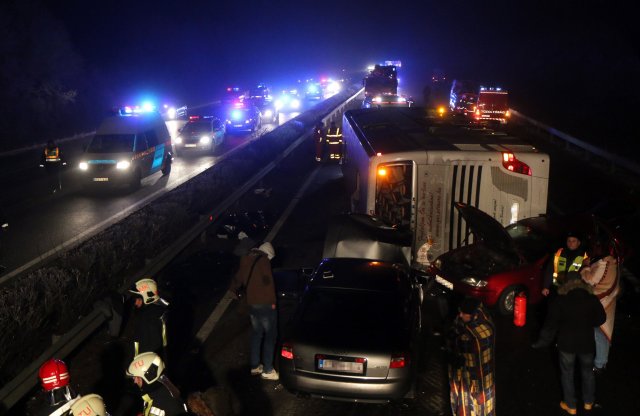 Halálos áldozatokat  szedett a jeges út, Mezőkövesdnél borult egy autóbusz