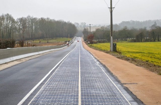 Franciaországban épült az egy kilométeres napelemes út