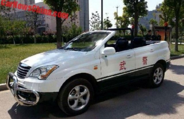 Nyitott tetős szabadidő-autókkal járőröznek a kínai rendőrök