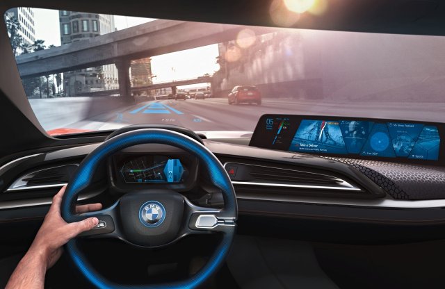 A BMW már most bekamerázza autóit, az önvezető autók világára készül