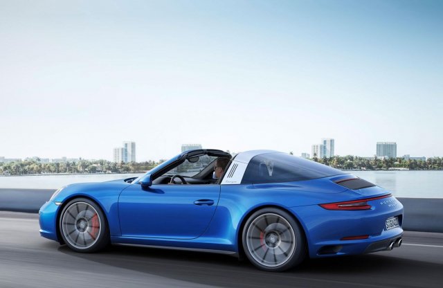 Ingyen szoftverfrissítés és új színek a Porsche 911-nél